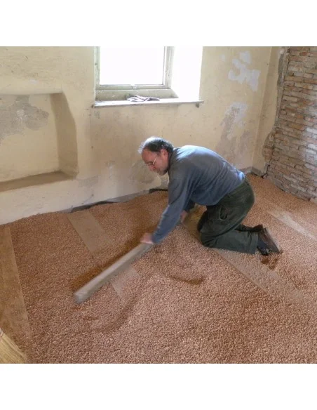 esempio di isolamento di sottofondo con sughero granulare: livellamento