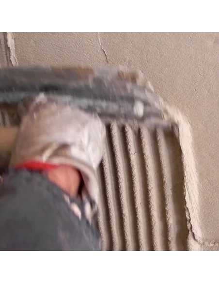 rigatura per garantire spessore di rinforzo intonaco